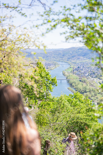 Blick aufs Moseltal und Weinberge an der Mittelmosel bei Lösnich