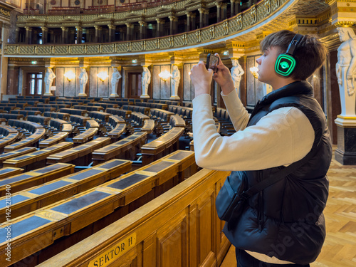 Parlament, Wiedeń, stara sala plenarna, zwiedzanie budynku parlamentu. Młody człowiek, turysta.