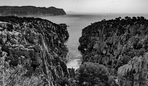 Fotografie Calanque méditerranéenne en noir et blanc entre falaises