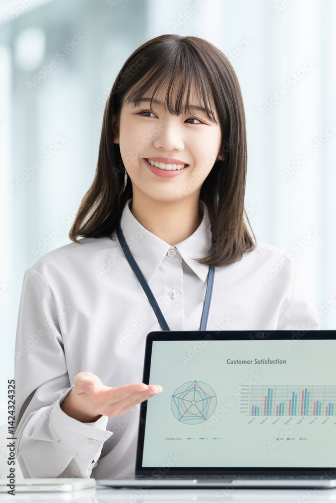 笑顔で対話をする女性・ビジネスウーマン 笑顔で対話をする女性・ビジネスウーマン