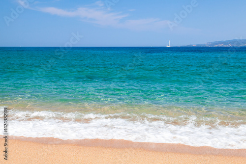 Obraz na płótnie A tranquil beach setting featuring a golden sandy shore and waves w salonie