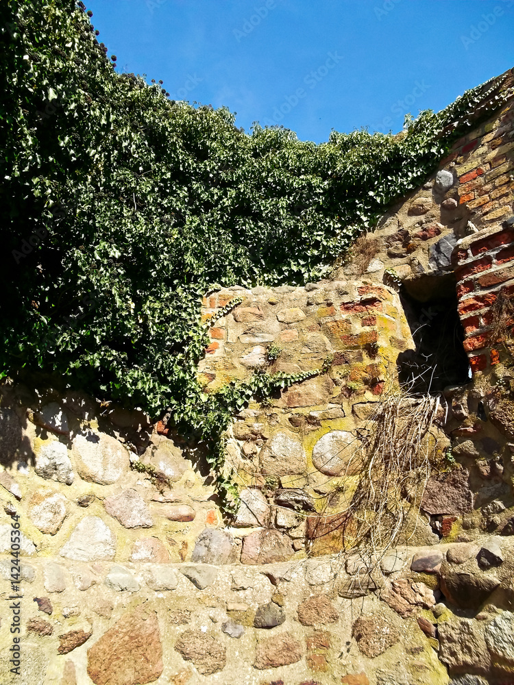 Historische Stadtmauer aus dem 13. Jahrhundert