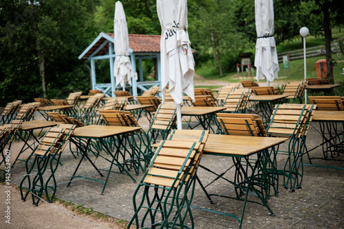 Obraz na płótnie Outdoor Caf Setting with Tables and Umbrellas w salonie