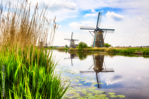 Canvas Print Canal and Old, Charming Windmills in Kinderdijk, Netherlands