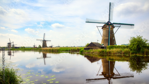 Obraz na plátně Old, Charming Windmills in Kinderdijk, Netherlands