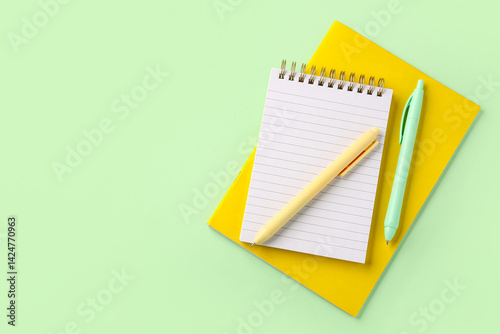 Obraz na płótnie Office notebooks and pens on green background w salonie