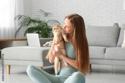 Young woman with cute kitte...