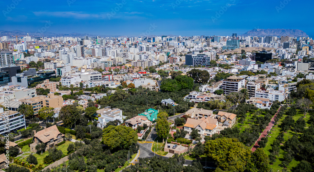 Fototapeta premium Drone image capturing El Olivar’s peaceful scenery amid urban surroundings.