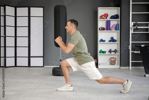 Sporty young man training i...