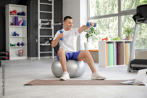 Sporty young man training o...