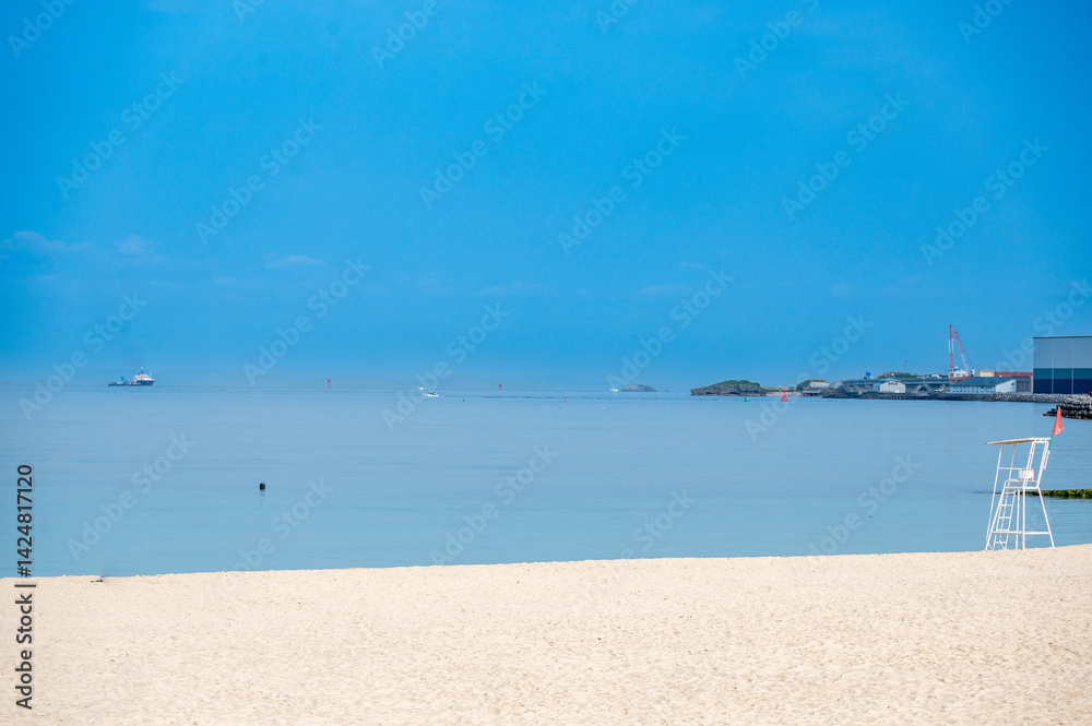 Obraz premium 夏の始まりを感じる海辺の風景／Tranquil Summer Beach with Calm Sea