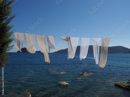 Weiße, hängende Laken auf Zakynthos vor Marathonisi in Griechenland