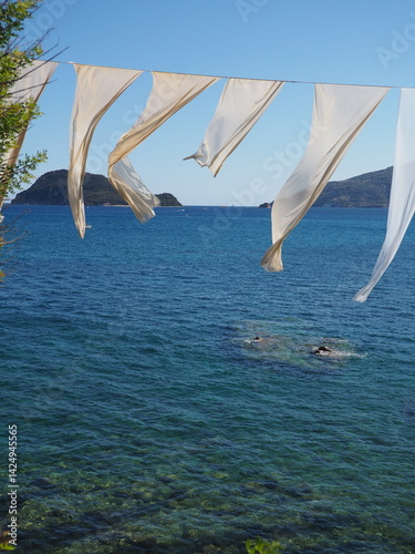 Weiße, hängende Laken auf Zakynthos vor Marathonisi in Griechenland