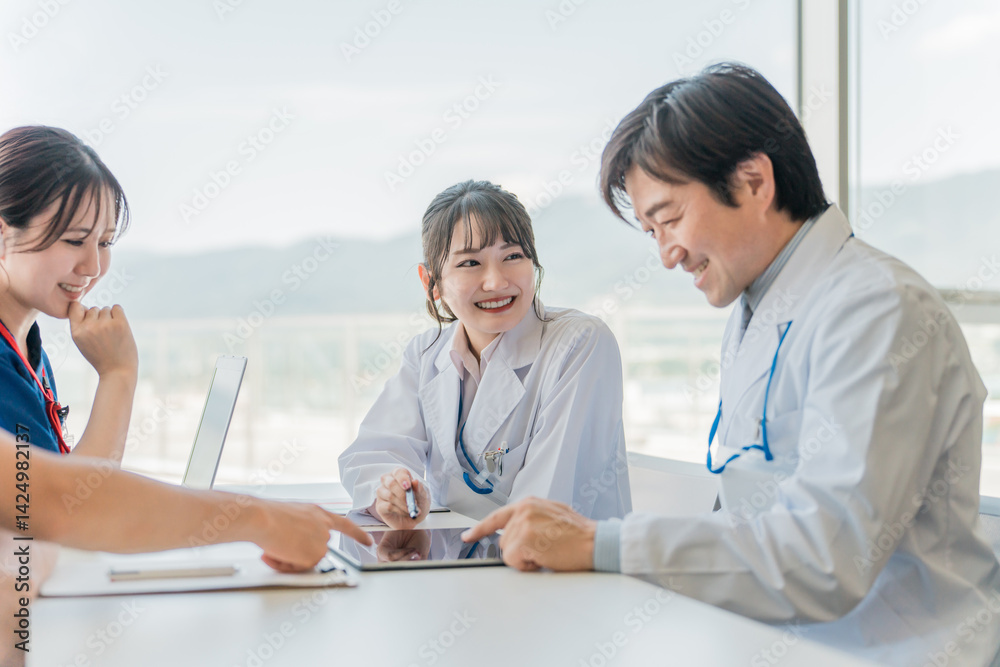 医局でカンファレンス・打ち合わせ・ミーティングする男女の看護師・技師・作業療法士・理学療法士・医師
医局でカンファレンス・打ち合わせ・ミーティングする男女の看護師・技師・作業療法士・理学療法士・医師