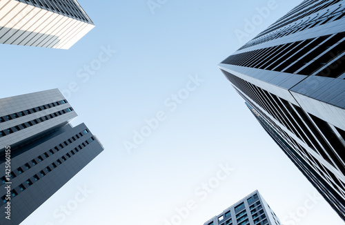 푸른 하늘 아래 현대적인 고층 오피스 빌딩