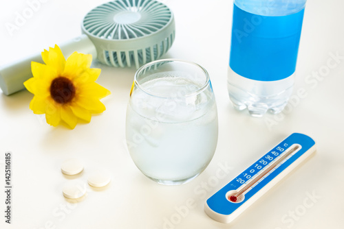 熱中症対策の飲み物　スポーツドリンク　経口補水液 photo