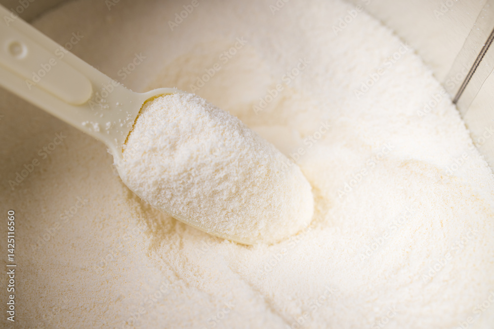 Formula powder can with measuring baby scoop