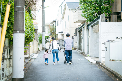 散歩する家族 photo