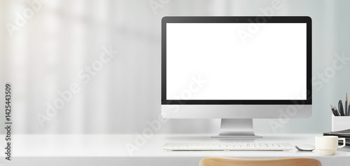 明るい光の差し込むオフィスのデスク上にある、大型のコンピューター photo