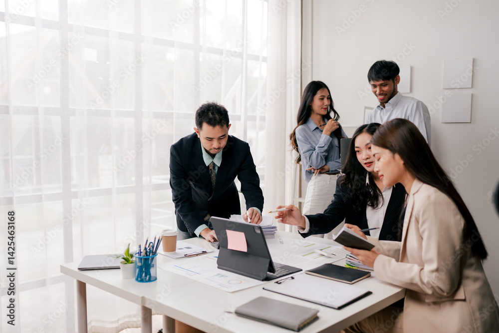 Modern youth are gathering, working as a team, and holding team meetings to achieve their goals. Modern youth are gathering, working as a team, and holding team meetings to achieve their goals.