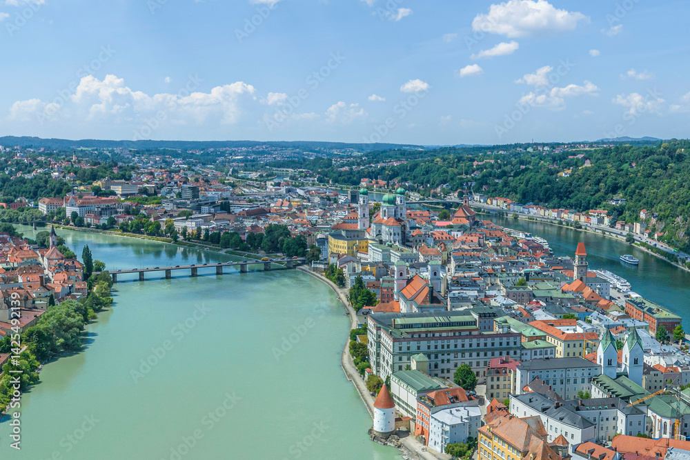 Ausblick aus der Vogelperspektive auf die Dreiflüssestadt Passau im östlichen Niederbayern