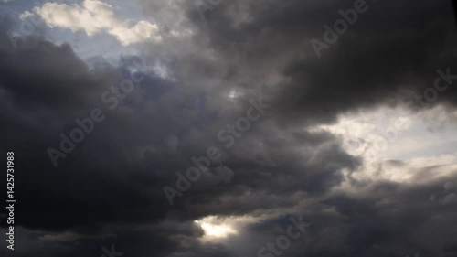 Wilde dunkle Wolken bedecken den Himmel - April 2025, Ruhrgebiet - Zeiraffer / Timelaps