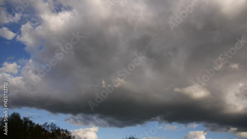 Ein dunkles Wolkenband schiebt sich durchs Bild - 
- Ruhrgebiet, April 2025 - Zeitraffer / Timelapse