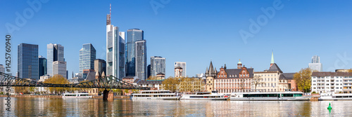 Obraz na płótnie Frankfurt skyline skyscrapers panorama with banks on River Main with excursion boats in Frankfurt, Germany w salonie