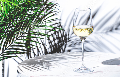 Photos Non-alcoholic, alcohol free, white wine sauvignon blanc in glass