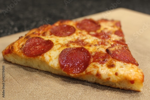 Obraz na płótnie Thin crust pepperoni pizza slice. w salonie