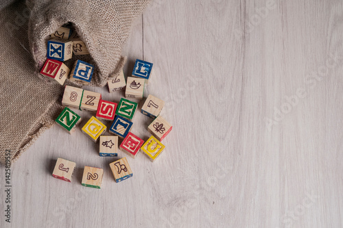 Saquito rústico con dados del abecedario