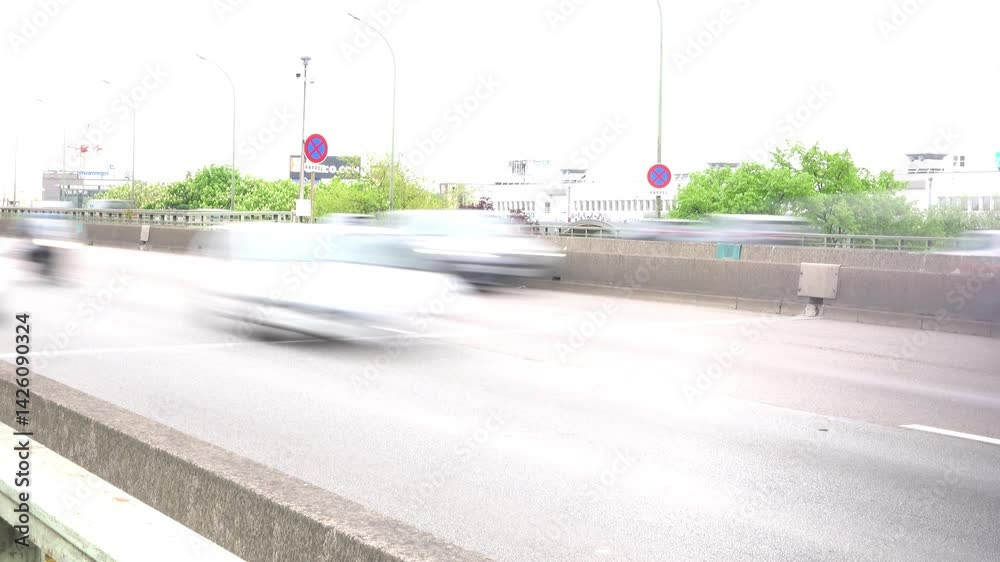 Vue très accélérée de voitures sur le périphérique parisien