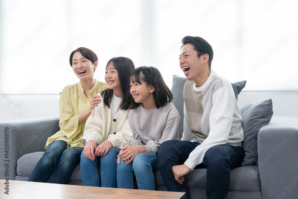 ソファに座る家族のポートレート ソファに座る家族のポートレート