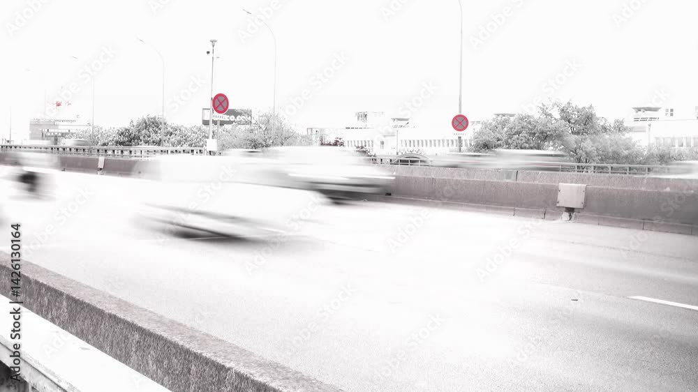 Vue très accélérée de voitures sur le périphérique parisien, avec effet noir blanc et rouge