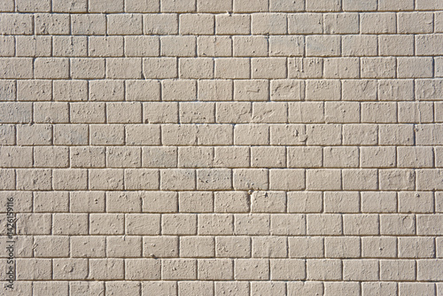 Стена из белого кирпича. Кирпичи сложены в ряд.