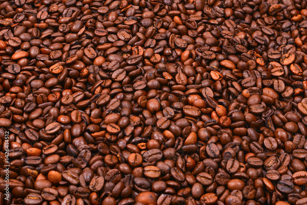 Naklejka premium Coffee beans background. Top view. Coffee beans texture.