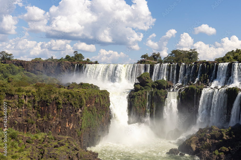Fototapeta premium waterfall in the Foz do Iguaçu
