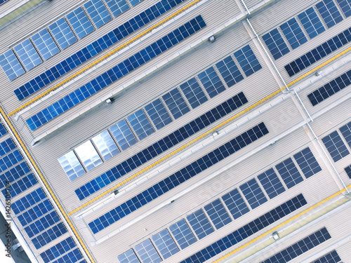 Obraz na płótnie Solar-powered warehouse facility. Modern distribution center with rooftop solar panel. Eco-friendly warehouse. Sustainable logistics solutions for reduced carbon footprint. Sustainable energy. w salonie