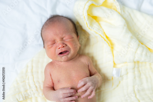 Obraz na płótnie Crying newborn baby showing strong emotion w salonie
