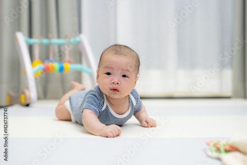 Obraz na płótnie Cute baby lying on soft play mat indoors w salonie