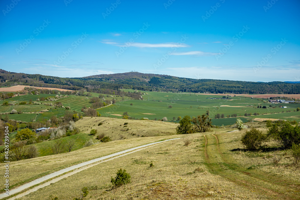 Frühlingshafter Spaziergang an einem herrlichen Sonnentag in der Thüringer Rhön bei Hümpfershausen - Thüringen - Deutschland