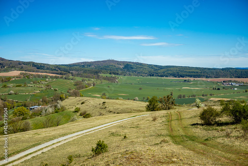 Obraz na płótnie Frühlingshafter Spaziergang an einem herrlichen Sonnentag in der Thüringer Rhön bei Hümpfershausen - Thüringen - Deutschland w salonie