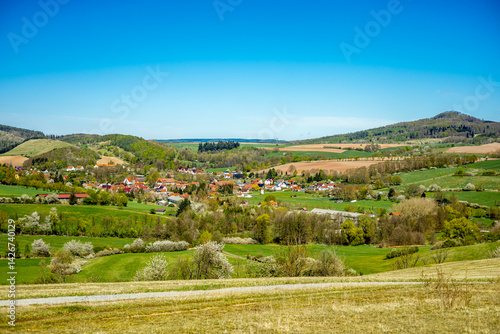 Obraz na płótnie Frühlingshafter Spaziergang an einem herrlichen Sonnentag in der Thüringer Rhön bei Hümpfershausen - Thüringen - Deutschland w salonie