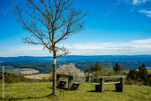 Obraz na płótnie Frühlingshafter Spaziergang an einem herrlichen Sonnentag in der Thüringer Rhön bei Hümpfershausen - Thüringen - Deutschland w salonie