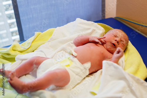 Obraz na płótnie Newborn child crying seconds and minutes after birth. Cute tiny new born baby girl on towel. New life, beginning, healthcare. w salonie