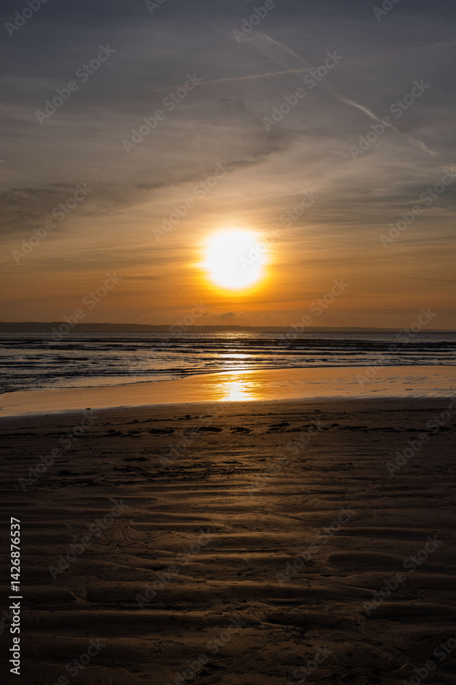 Fototapeta premium Coucher de soleil sur la plage de Lestrevet