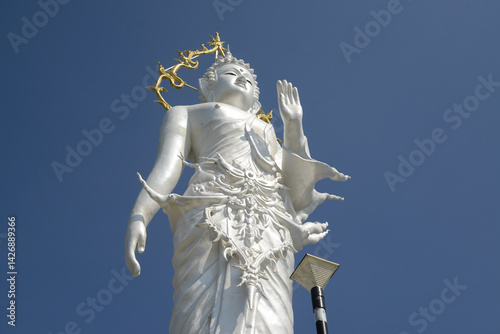Phra Phutthaphon Sri Asvamuni, a 28-meter-high standing Buddha statue bestowing blessings at Wat Nong Jab Tao is a temple with a beautiful white ordination hall.