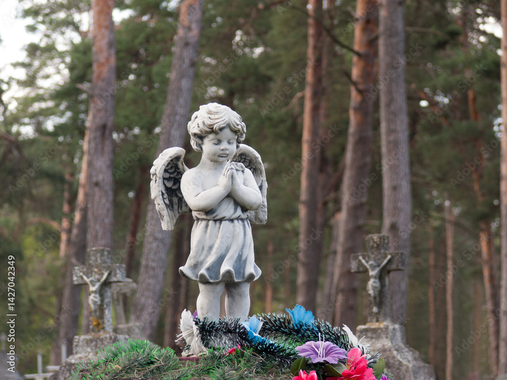 Obraz premium Angel statue in the old cemetery
