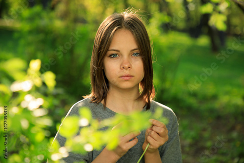 Obraz na płótnie Portrait of preteen girl in park in spring. w salonie