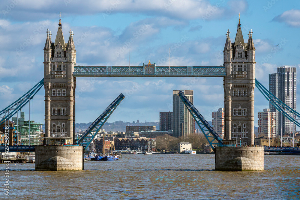 Obraz premium Tower Bridge Fully Open with No Boat Visible